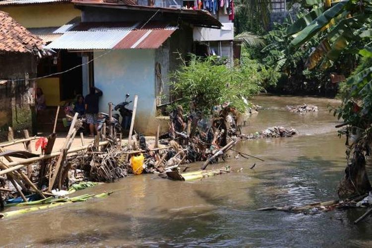 Permukiman warga di Cipete Utara, Kebayoran Baru, Jakarta Selatan, yang berada di Bantaran Kali Krukut, Jumat (7/10/2016). Sejumlah bangunan akan dibongkar untuk penataan sungai yang terus dilakukan oleh pemerintah di Jakarta.