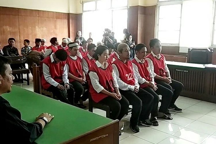 Zul Zivila (kedua kanan) bersama terdakwa lainnya saat sidang lanjutan kasus kepemilikan narkoba di Pengadilan Negeri Jakarta Utara, Jalan Gajah Mada, Jakarta Pusat, Senin (25/12/2019).
