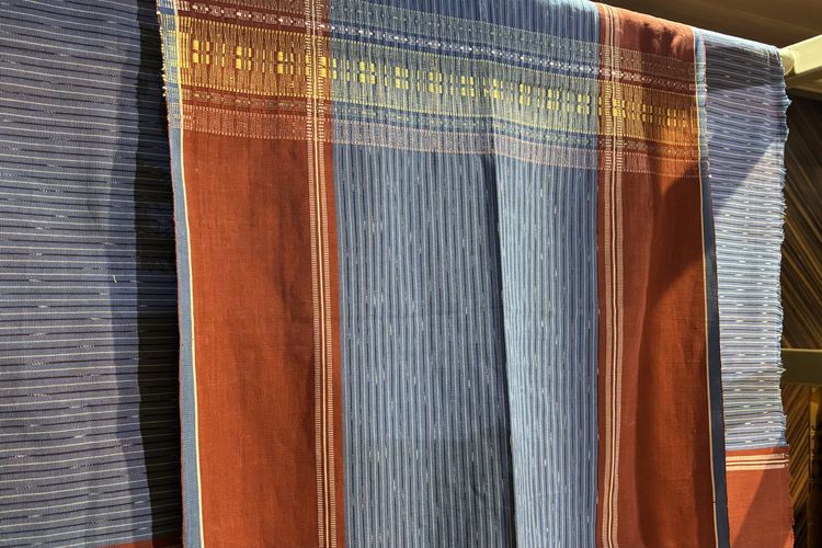 Koleksi wastra Tobatenun dalam acara MAULIATE di Mega Kuningan Barat 3, Jakarta Selatan, Kamis (4/12/2025).