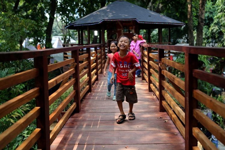 Pengunjung menikmati suasana yang ditampilkan dalam ajang Pameran Flora dan Fauna (Flona) 2017 dengan tema Jadikan Jakarta Sahabat Alam Kita di Lapangan Banteng, Jakarta Pusat, Sabtu (22/7/2017). Ajang yang terbuka dan gratis untuk umum ini berlangsung selama 1 bulan, serta bisa dimanfaatkan warga untuk semakin mencintai lingkungan.