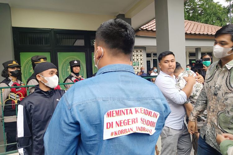 Para korban kasus investasi bodong binary option Binomo yang menjerat terdakwa Indra Kesuma alias Indra Kenz menangis histeris karena hakim majelis sidang memutuskan aset harta kekayaan yang disita dari terdakwa akan dikembalikan ke negara. Persidangan putusan itu digelar di Pengadilan Negeri Tangerang, Senin (14/11/2022).