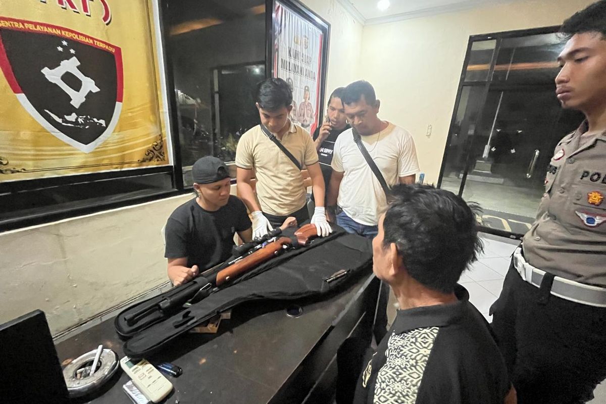 Polisi saat mengamankan pelaku dan barang bukti kasus penembakan di Nusa Penida, Kabupaten Klungkung, Provinsi Bali, Selasa (17/6/2025) malam.