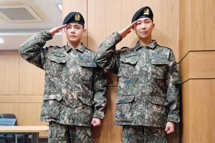 Dua member BTS, yakni V (kiri) dan RM, telah lulus dari pelatihan dasar militer. Dalam upacara yang dilaksanakan pada Selasa (16/1/2024), mereka dinobatkan sebagai elite trainee.