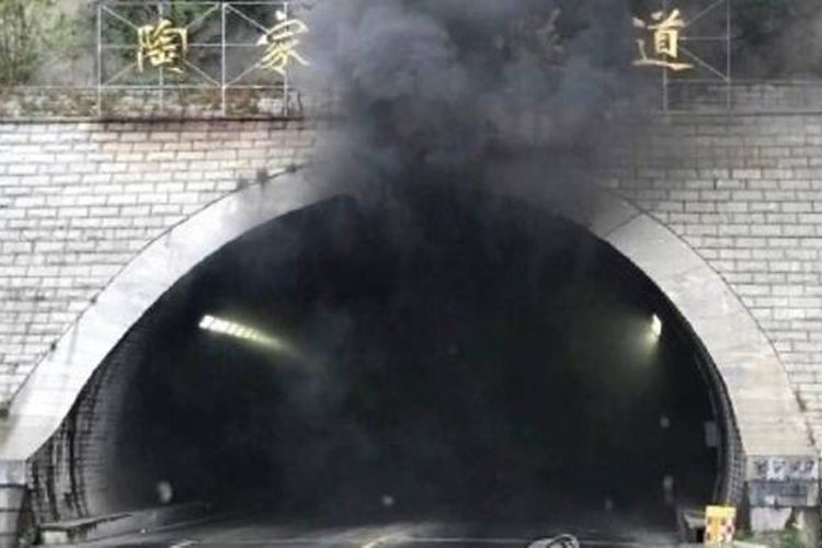 Foto lokasi kecelakaan di Terowongan Taojiakuang, di Weihai, Provinsi Shandong, China, yang mengeluarkan asap hitam, Selasa (9/5/2017). 