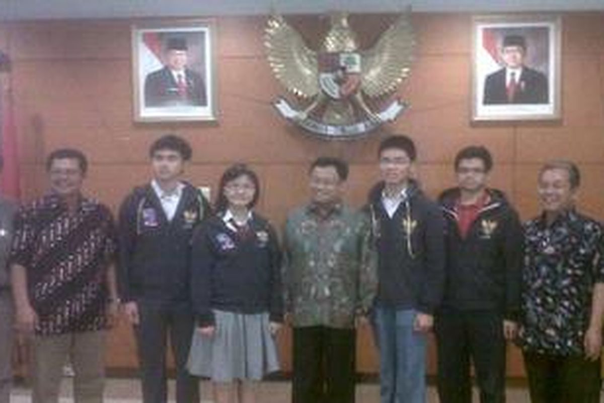 Direktur Jenderal Pendidikan Menengah Kemdikbud, Hamid Muhammad saat berfoto bersama tim International Chemistry Olympiad, di Gedung Kemdikbud, Jakarta, Kamis (5/7/2012).