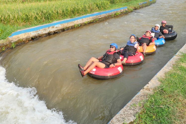 Wisatawan sedang menikmati wisata tubing di Desa Wisata Pandansari, Kabupaten Batang, Kamis (3/5/2018).