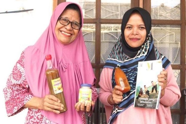 Roos Nurningsih memperkenalkan produk jamu hasil racikannya sendiri. 