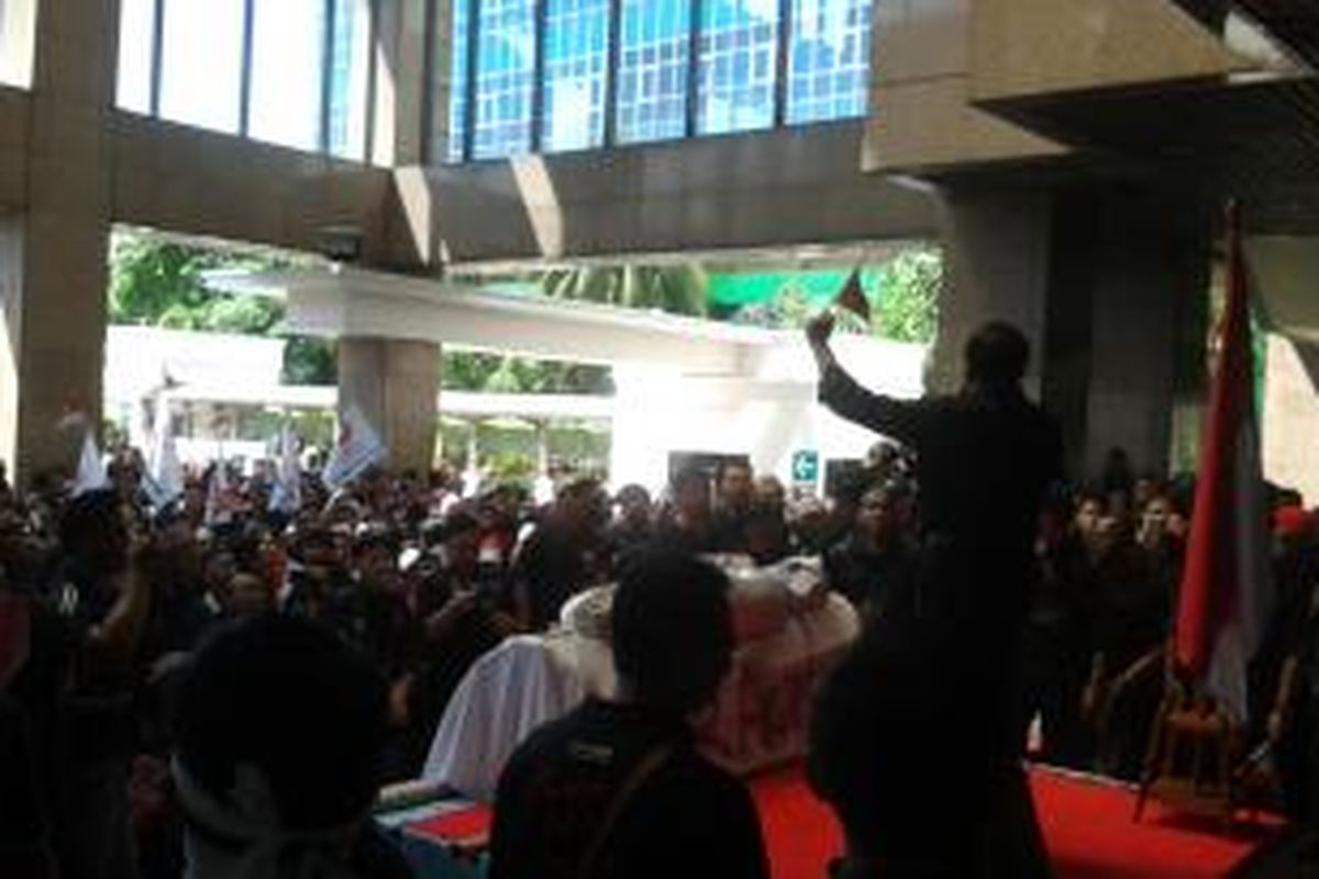 Ribuan karyawan Bank Tabungan Negara (BTN) saat berunjuk rasa di kantor pusat BTN di Jalan Gajah Mada, Jakarta, Minggu (20/4/2014) pagi. Para karyawan berunjuk rasa untuk menentang rencana akuisisi yang akan dilakukan Bank Mandiri terhadap bank tersebut