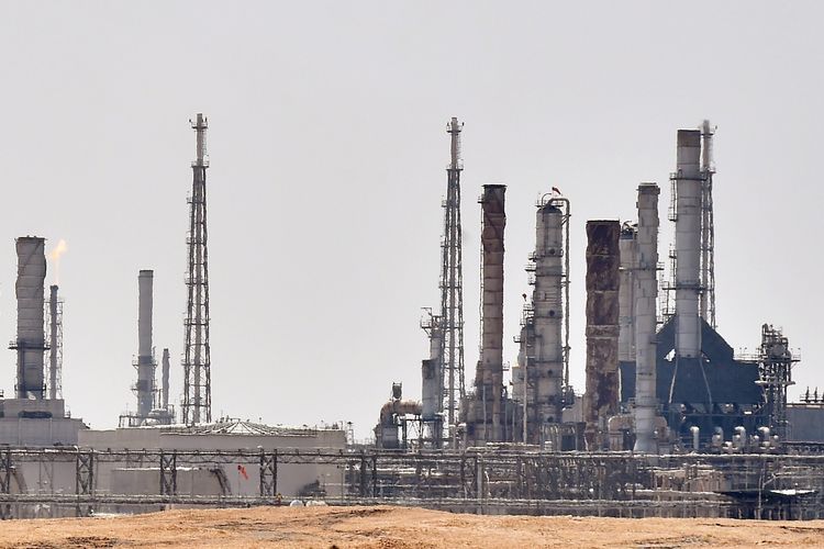 Gambar yang dirilis pada 15 September 2019 menunjukkan pabrik minyak Aramco di Al-Khurj. Arab Saudi kini tengah menggenjot produksi mereka setelah drone menyerang dua fasilitas di Abqaiq dan Khurais Sabtu dini hari (14/9/2019). Kelompok pemberontak Yaman Houthi mengklaim bertanggung jawab. Tapi Amerika Serikat (AS) pun menyebut Iran pelakunya.