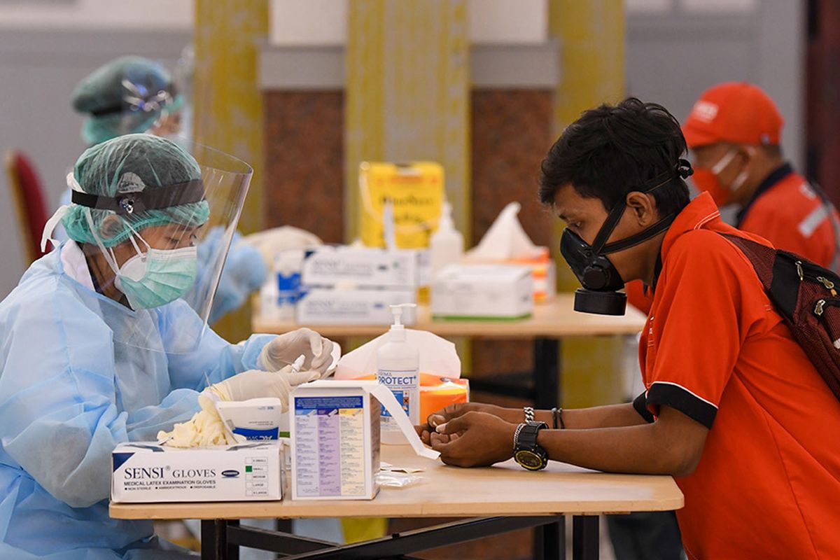 Sejumlah pekerja mengikuti rapid test atau pemeriksaan cepat COVID-19 di Aula Serba Guna Kementerian Tenaga Kerja, Jakarta, Jumat (1/5/2020). Kemnaker melakukan rapid test COVID-19 terhadap 1000 pekerja dalam rangka memperingati Hari Buruh Internasional sebagai bentuk kepedulian pemerintah saat pandemi COVID-19.