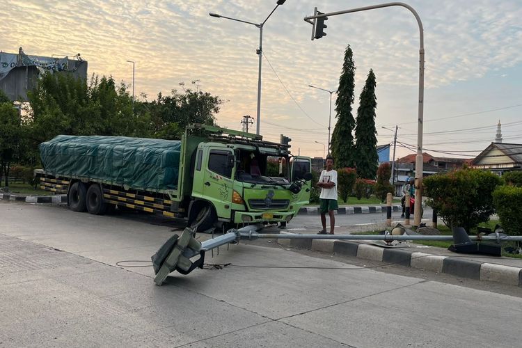 Truk tabrak lampu merah di Kaliwungu, Kendal