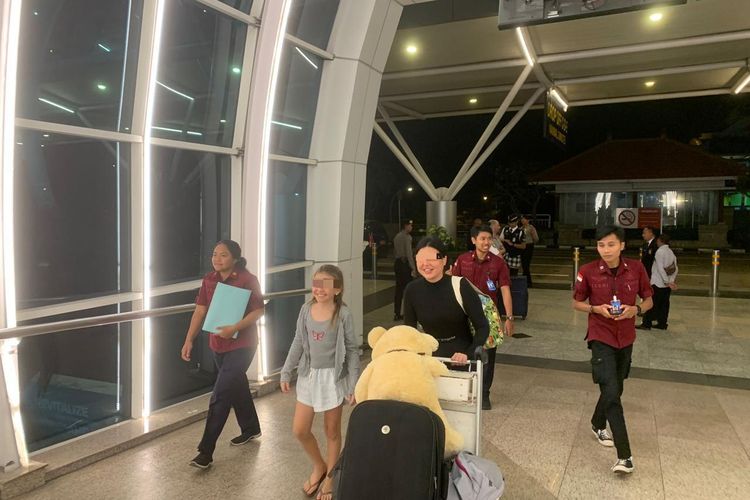 IG (35), perempuan berkewarganegaraan Ukraina saat dideportasi melalui melalui Bandara I Gusti Ngurah Rai, Kabupaten Badung, Bali, dengan tujuan akhir London Gatwick Airport, Inggris, pada Senin (20/5/2024).