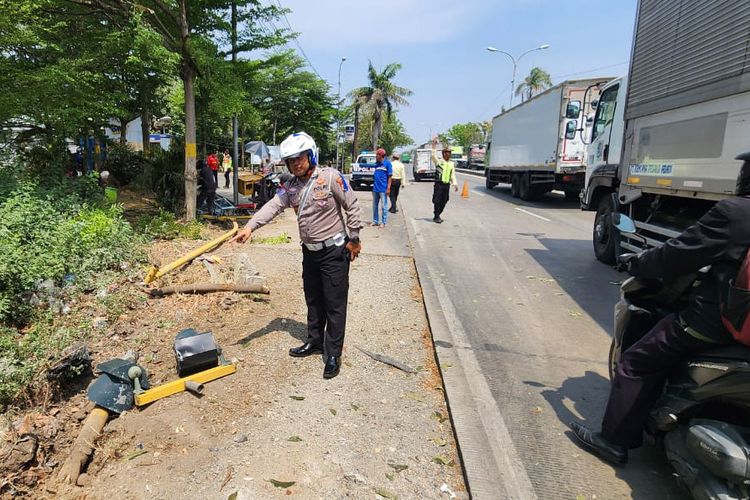 Polisi saat melakukan olah TKP kecelakaan lalu lintas, yang terjadi di tepi Jalan Raya depan pabrik PT Bumi Menara Internusa (BMI), Desa Rejosari, Kecamatan Deket, Lamongan, Jawa Timur, Kamis (17/10/2024).