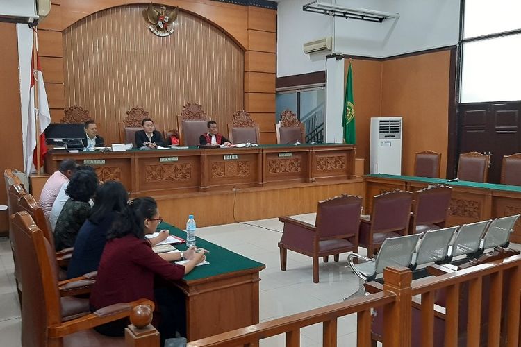 Suasana sidang praperadilan enam tersangka pengibar bendera Bintang Kejora terhadap Polda Metro Jaya di Pengadilan Negeri Jakarta Selatan, Senin (25/11/2019).
