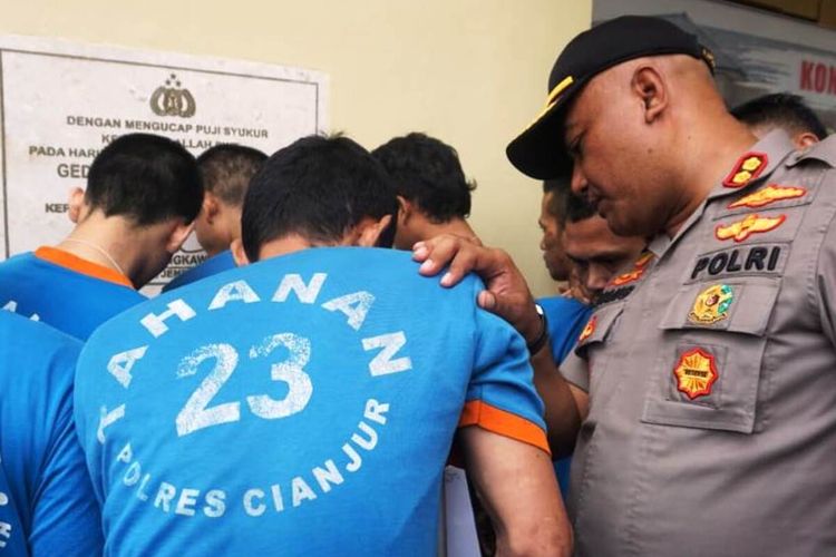 Kapolres Cianjur, AKBP Juang Andi Priyanto, saat menginterogasi UN alias Codet (46), residivis curanmor yang ditembak betis kakinya oleh petugas saat ditangkap.