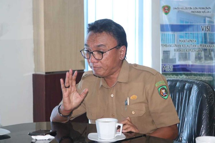 Kepala Dinas Perikanan Maluku Erawan Asikin saat memberikan keterangan kepada wartawan, Senin (12/12/2022)
