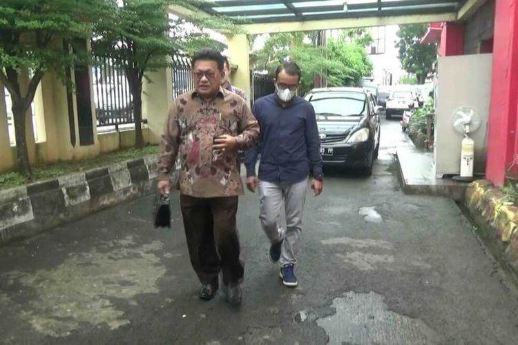 Dosen R kemeja biru didampingi kuasa hukumnya Ghandi Arius saat memenuhi panggilan penyidik Polda Sumatera Selatan terkait laporan pelecehan seksual tiga orang mahasissi Unsri, Jumat (10/12/2021).