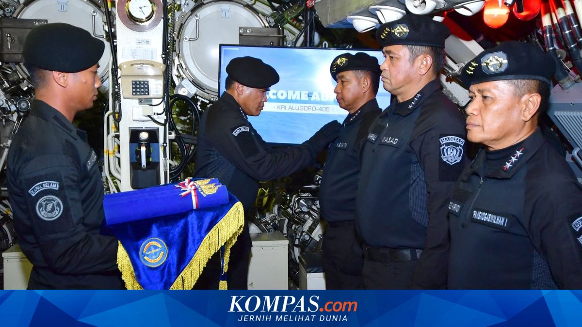 Di KRI Alugoro-405, KSAL Sematkan Brevet Hiu Kencana ke Panglima TNI ...