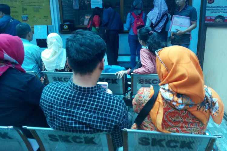 Warga tampak duduk menunggu permohonan SKCK di Mapolrestabes Bandung, Kota Bandung, Jumat (21/9/2018). Jelang pendaftaran CPNS, pemohon SKCk di Polrestabes Bandung meningkat empat kali lipat.