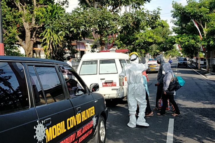 Pemindahan warga dari rumah mereka ke tempat isolasi terpusat dengan menggunakan ambulans dan pengawalan polisi pada Senin (2/8/2021)