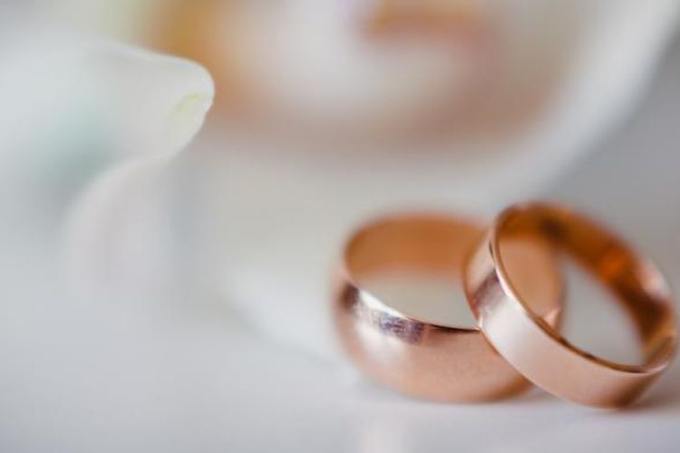 Pencatatan perkawinan untuk memperoleh akta perkawinan dilakukan selepas pasangan sah secara agama.