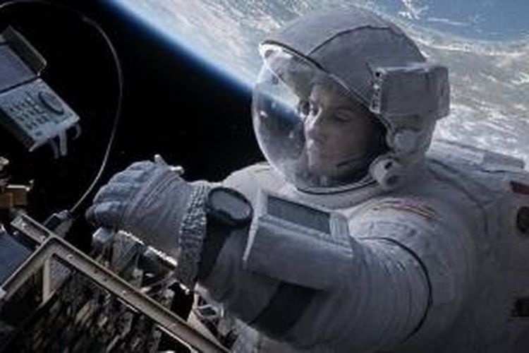 Salah satu adegan film Gravity yang diperankan Sandra Bullock.