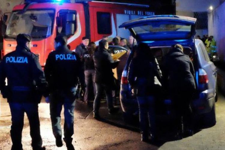 Sejumlah petugas kepolisian menyelidiki lokasi pembakaran tunawisma bernama Marcello Cimino, yang tewas di bakar hidup-hidup saat tertidur di teras bangunan di Kota Palermo, Italia. Polisi menganalisa rekaman CCTV untuk memburu pelaku pembunuhan itu. 