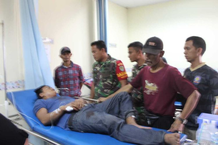 Seorang sopir truk tronton bernama Ajat Sudrajat sedang dirawat di RSUD Leuwiliang setelah dibacok oleh seorang pemuda bernama Kandi di Kampung Cikabon, Desa Cibunar, Kecamatan Parungpanjang, Bogor, Jawa Barat, Jumat (13/12/2019).