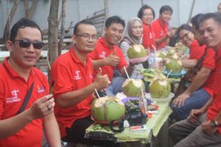 Menyantap Otak-Otak dan minum air kelapa muda di Tanjung Kelian, Bangka Barat, Provinsi Bangka Belitung.
