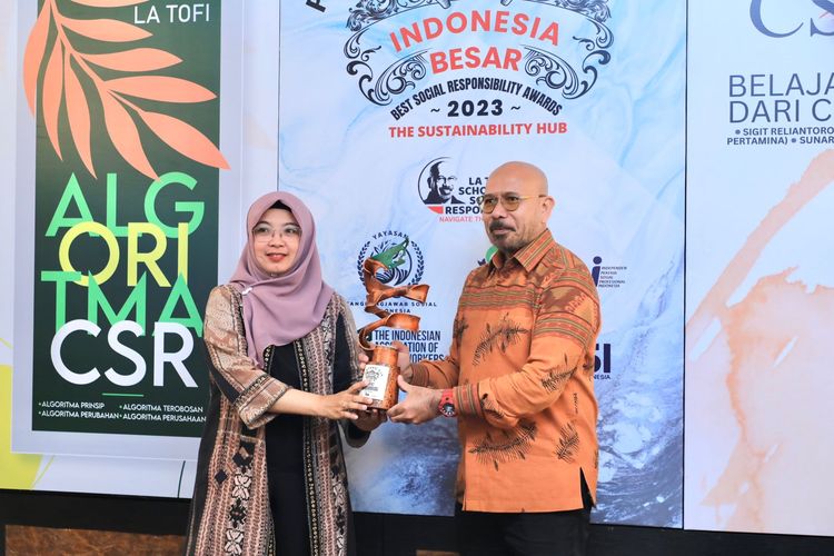 Dirut Pertamina Nicke Widyawati diwakili VP CSR & SMEPP Pertamina menerima penghargaan Bintang Corporate Social Responsibility (CSR) Indonesia Besar 2023 dalam acara Indonesia Best Social Responsibilty Awards (BESAR) 2023 yang diinisiasi oleh La Tofi School of Social Responsibility di Hotel Indonesia Kempinski, Jakarta, Rabu (25/10/2023).