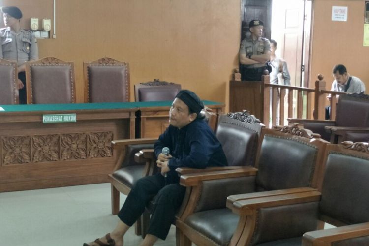 Saksi dalam sidang kasus peledakan bom Thamrin, Dian Priatna alias Indra Prasetyo, memberi kesaksian dalam persidangan di Pengadilan Negeri Jakarta Selatan, Selasa (27/3/2018).