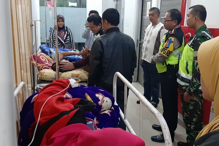 Bupati Sumedang Dony Ahmad Munir bersama Kapolres Sumedang AKBP Hartoyo, dan Dandim 0610/Sumedang Letkol Arh. Novianto Firmansyah menjenguk pasien yang tengah dirawat di IGD RSUD Sumedang, Senin (31/12/2018) malam.