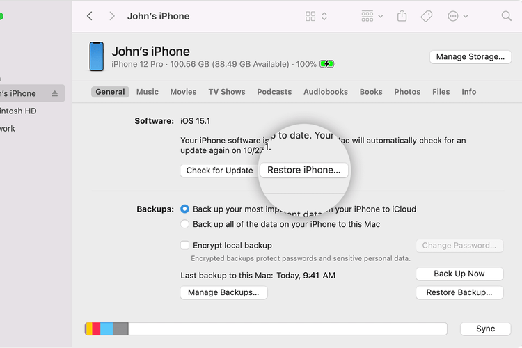 Ilustrasi cara restore iPhone di iTunes untuk downgrade iOS.