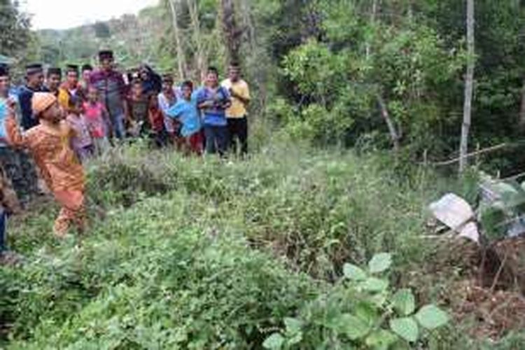 seorang anak kecil (baju kuning) berusaha melempar sebuah gubuk kecil tak jauh dari pemukiman warga. Pelemparan tersebut bertujuan untuk mengusir setan dalam tradisi adat sunat massal Kelurahan Bugi, Kecamatan Sorawolio, Kota Baubau, Sulawesi Tenggara