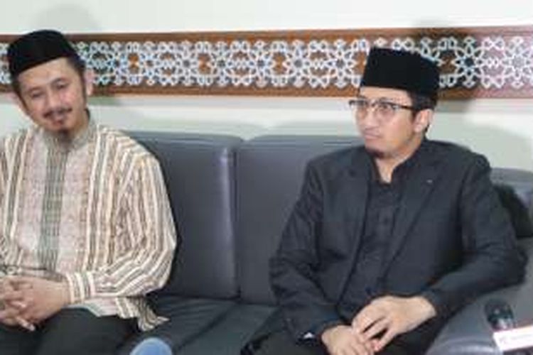 Ustadz Yusuf Mansyur (pakai jas hitam) saat melakukan sesi wawancara dengan wartawan, di Masjid Istiqlal, Jakarta Pusat, Minggu (24/4/2016).