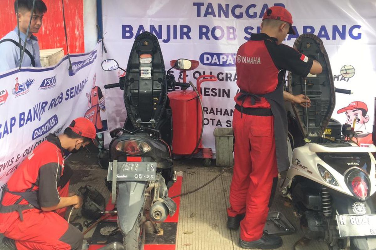 Ilustrasi servis motor gratis buat korban banjir rob di Semarang.