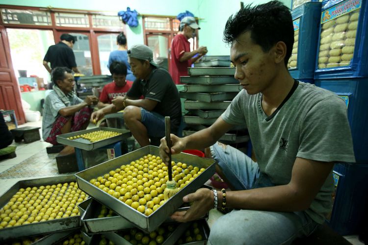 Pekerja menyelesaikan produksi kue kering di Pusaka Kwitang, Kelurahan Kwitang, Kecamatan Pasar Senen, Jakarta Pusat, Kamis (7/6/2018). Pembuatan kue kering musiman ini untuk memenuhi permintaan kue kering menjelang Hari Raya Idul Fitri.