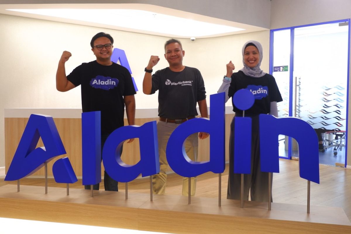 Bank Aladin kerja sama pengumpulan 200 kg limbah plastik atau setara 1 juta botol plastik dengan PT Plastic Bank Indonesia. 