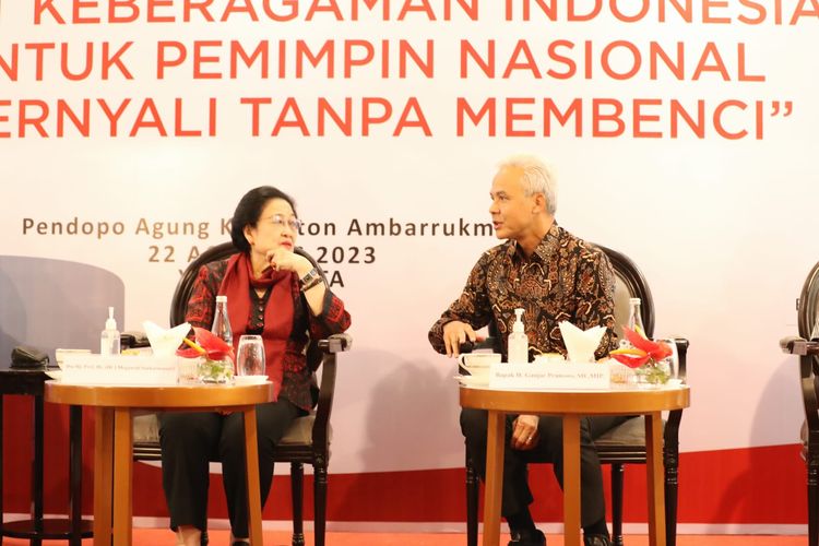 Ketua Umum PDI-P Megawati Soekarnoputri dan bakal capres PDI-P Ganjar Pranowo saat menghadiri acara temu relawan Ganjar dari kalangan intelektual di Yogyakarta, Selasa (22/8/2023).
