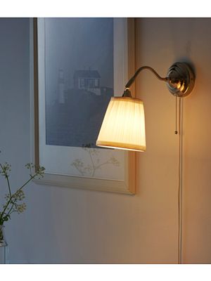 Lampu dinding untuk menerangi kamar tidur