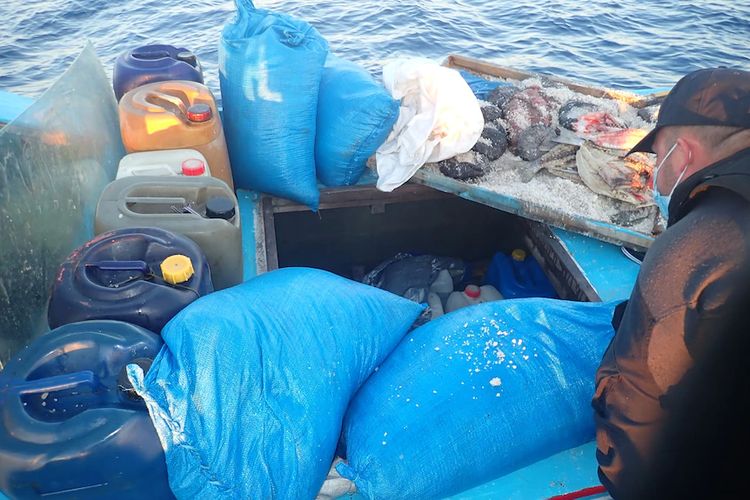 Beberapa hasil tangkapan dan peralatan ditemukan di kapal penangkap ikan ilegal di sekitar Rowley Shoals.