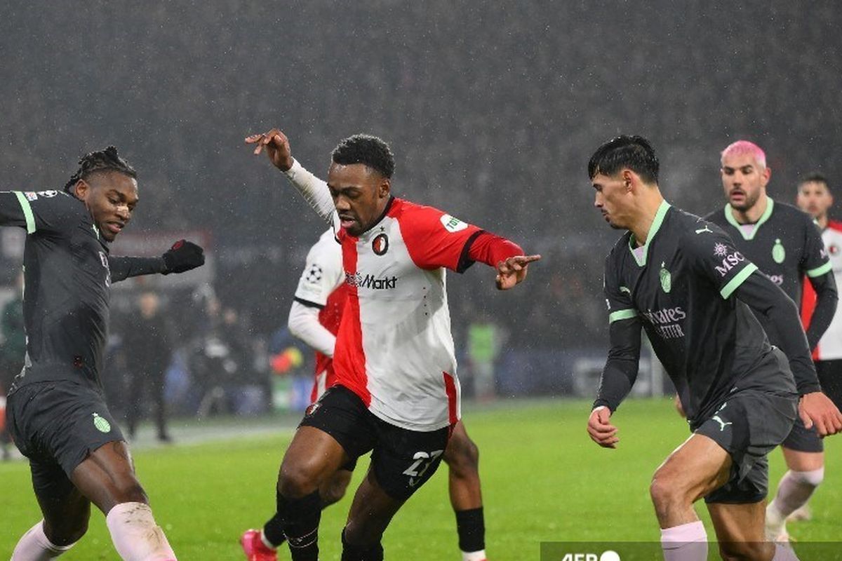 Momen perebutan bola dalam laga leg pertama playoff Liga Champions 2024-2025 antara Feyenoord vs Milan di Stadion De Kuip, Rotterdam, 12 Februari 2025. (Photo by JOHN THYS / AFP)