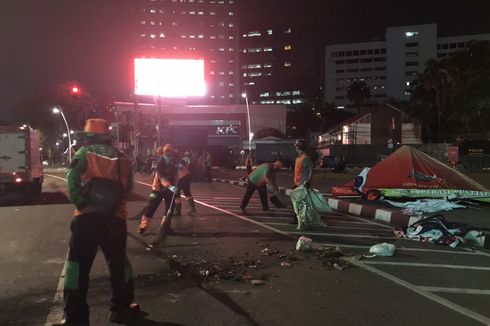 Sampah Sisa Bentrokan di Tugu Tani dan Simpang Lima Senen Dibersihkan