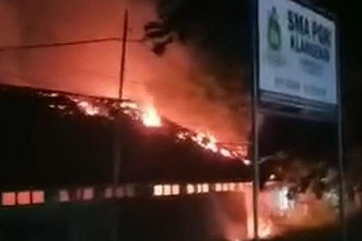 Bangunan SMA PGRI Klangenan Cirebon, terbakar, Rabu (16/10/2024) malam. 

