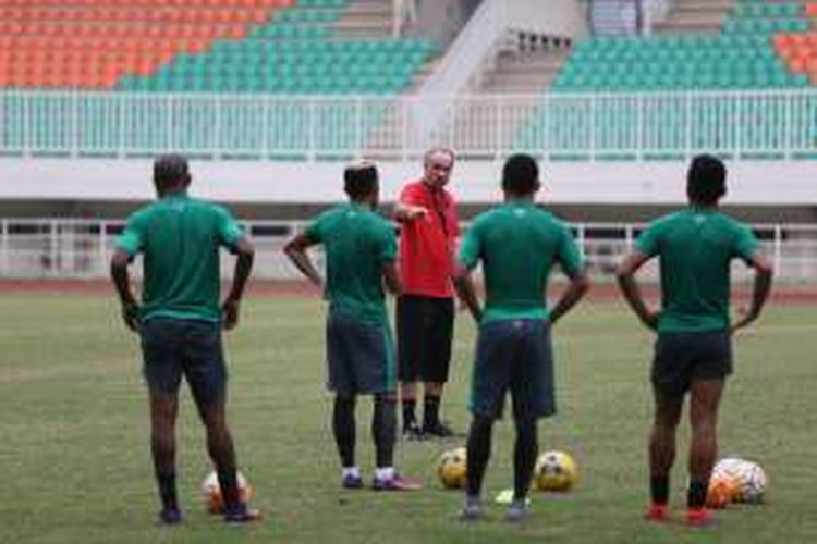 Sejumlah pemain tim nasional sepak bola Indonesia menjalani sesi latihan di Stadion Pakansari, Cibinong, Bogor, Jawa Barat, Rabu (30/11/2016). Latihan yang berlangsung tertutup ini rencananya akan dilakukan dua kali sehari pada pagi dan sore.