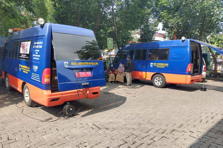 Mobil laboratorium keliling untuk uji komoditas pangan terparkir di Pasar Tomang Barat pada Selasa (16/3/2021).