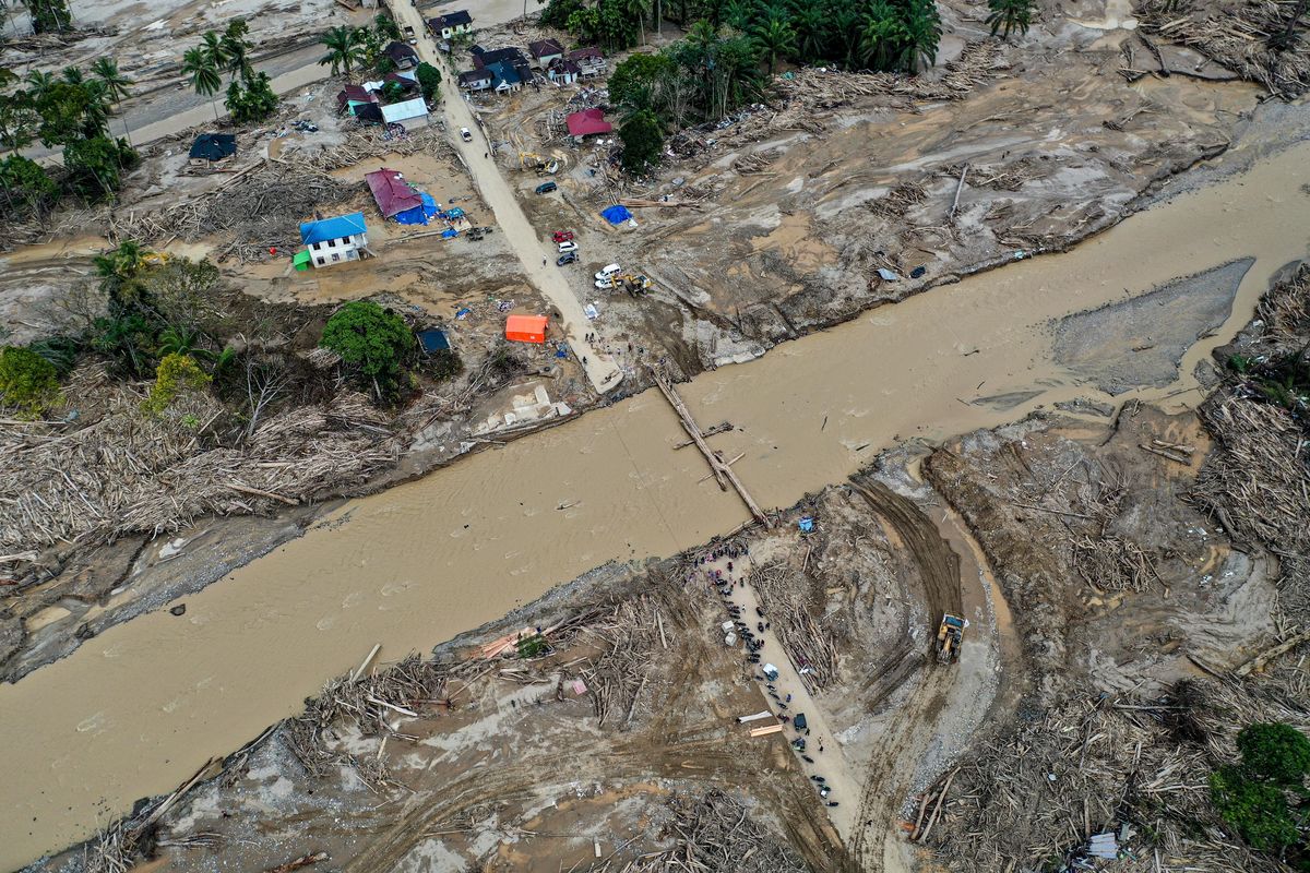Foto udara kondisi sekitar jembatan darurat di Desa Aek Garoga, Kecamatan Batang Toru, Kabupaten Tapanuli Selatan, Sumatera Utara, Kamis (11/12/2025). Warga masih melintasi jembatan darurat dari batang kayu akibat jalan dan jembatan penghubung antara Kabupaten Tapanuli Selatan menuju Tapanuli Tengah-Sibolga serta Medan putus diterjang banjir bandang pada Selasa (29/11). 