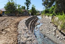 Perkuat Mitigasi Banjir Permukiman, NHM Peduli Gotong Royong Bangun Talud Bronjong di Desa Tahane 