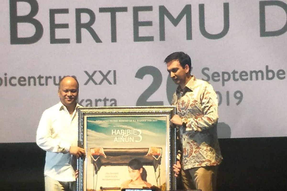 Ilham Akbar Habibie (kiri) bersama Manoj Punjabi dalam jumpa pers poster dan trailer film Habibie & Aiunun 3, di XXI Epicentrum, Kuningan, Jakarta Selatan, Kamis (26/9/2019).