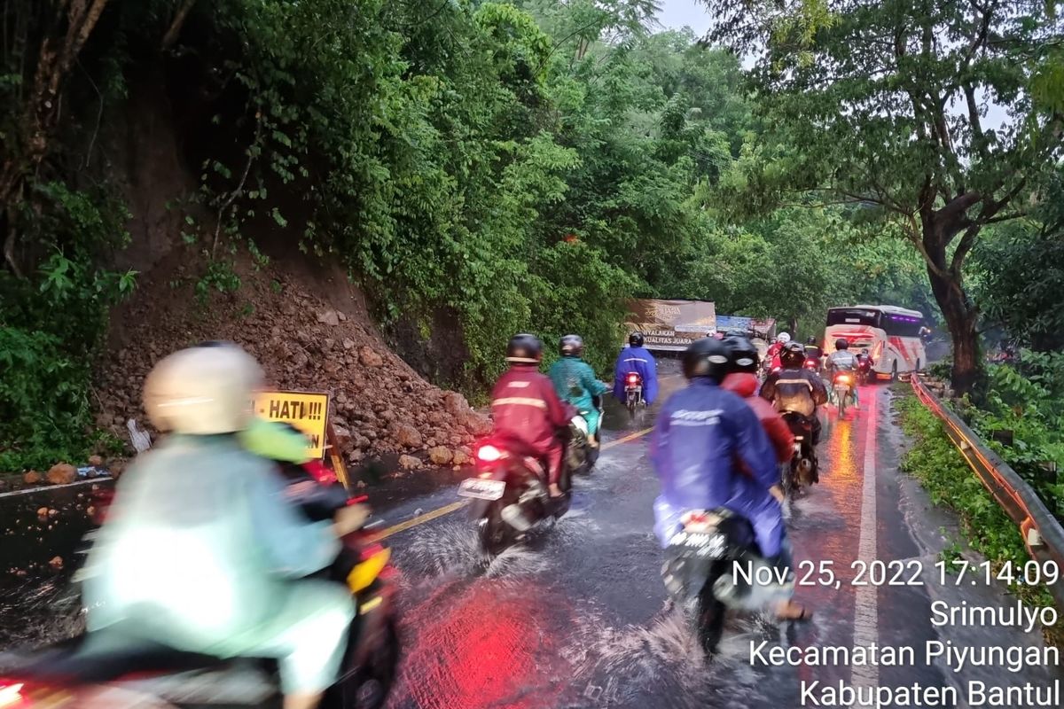 Longsor di Jalan Yogyakarta -Wonosari KM.16, Piyungan, Bantul, Jumat (25/11/2022)